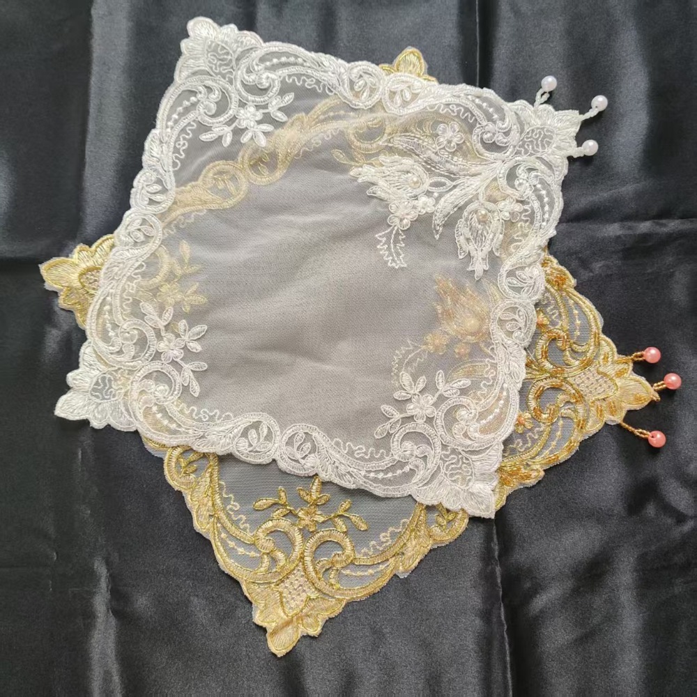Embroidery Roses - แผ่นรองจานปักลายกุหลาบทอง ขนาด 28 ซม. รูปทรงสี่เหลี่ยม ลายดอกไม้