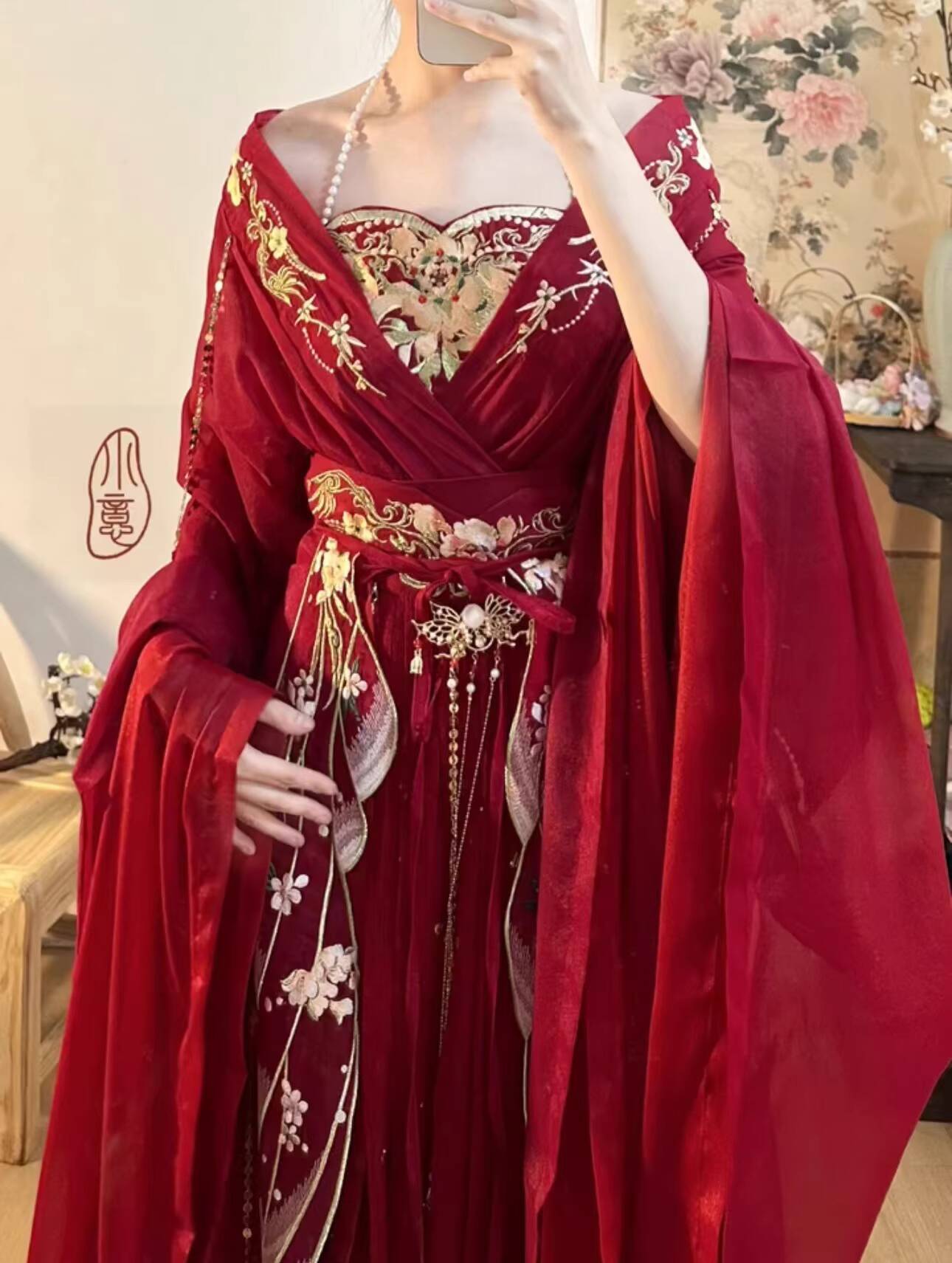Embroidery Red - ชุดฮั่นฝูผู้หญิงสไตล์ราชวงศ์เหนือ ปี 2025 ลายปักดอกไม้สีแดงแบบหนักสไตล์กัวเฟิง เทพธิดาแห่งดอกไม้ พร้อมชายกระโปรงยาว