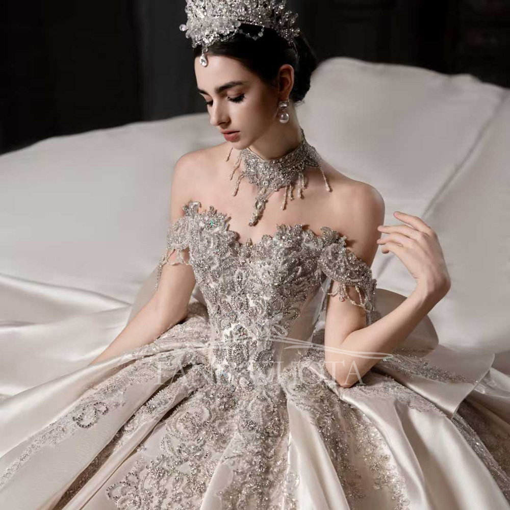 ชุดแต่งงานบอลกาวน์สีชมพูโรสหรู - Embroidery Roses บทวิจารณ์และราคา