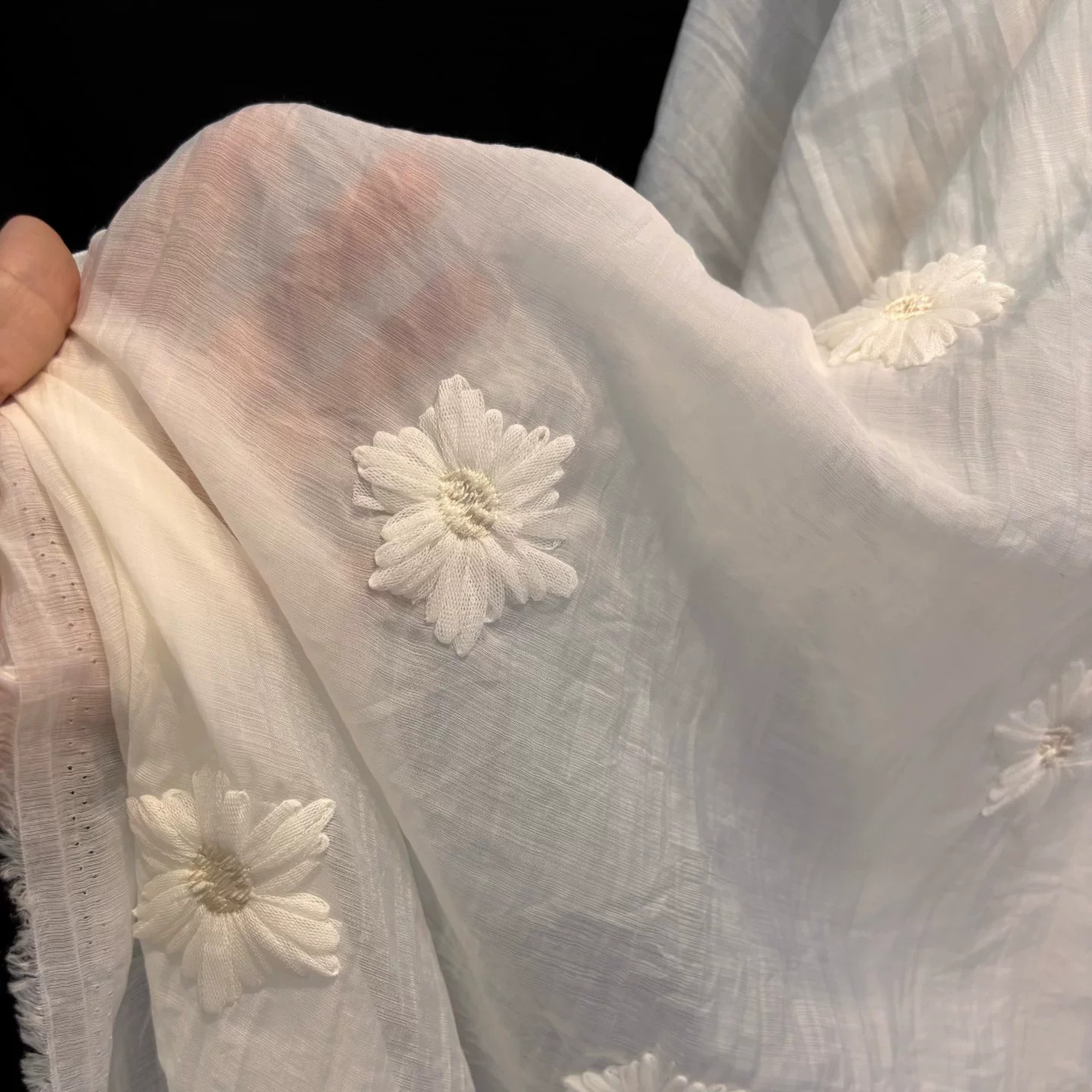 ผ้าชีฟองลายดอกเดซี่ปักลายจีบเล - Embroidery Wedding บทวิจารณ์และราคา