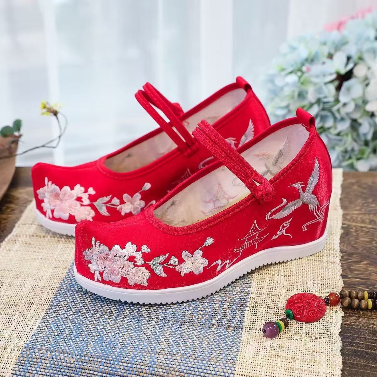 รองเท้าผู้หญิงแบบมีปักลายด้านใ - Embroidery Wedding บทวิจารณ์และราคา