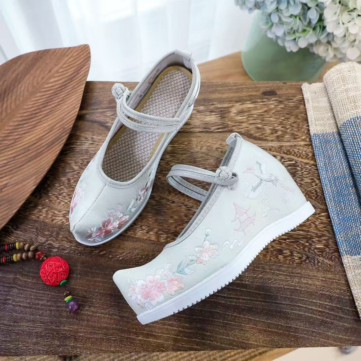 รองเท้าผู้หญิงแบบมีปักลายด้านใ - Embroidery Wedding บทวิจารณ์และราคา