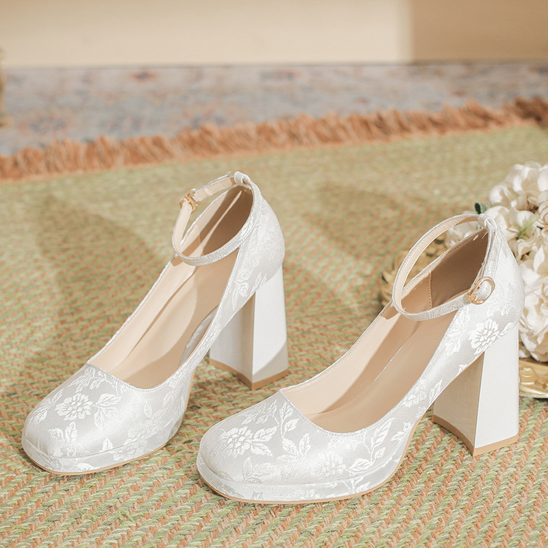 รองเท้าส้นเตี้ยส้นตึกแบบมีสายร - Embroidery Wedding บทวิจารณ์และราคา