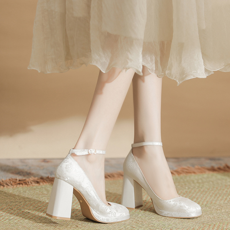 รองเท้าส้นเตี้ยส้นตึกแบบมีสายร - Embroidery Wedding บทวิจารณ์และราคา