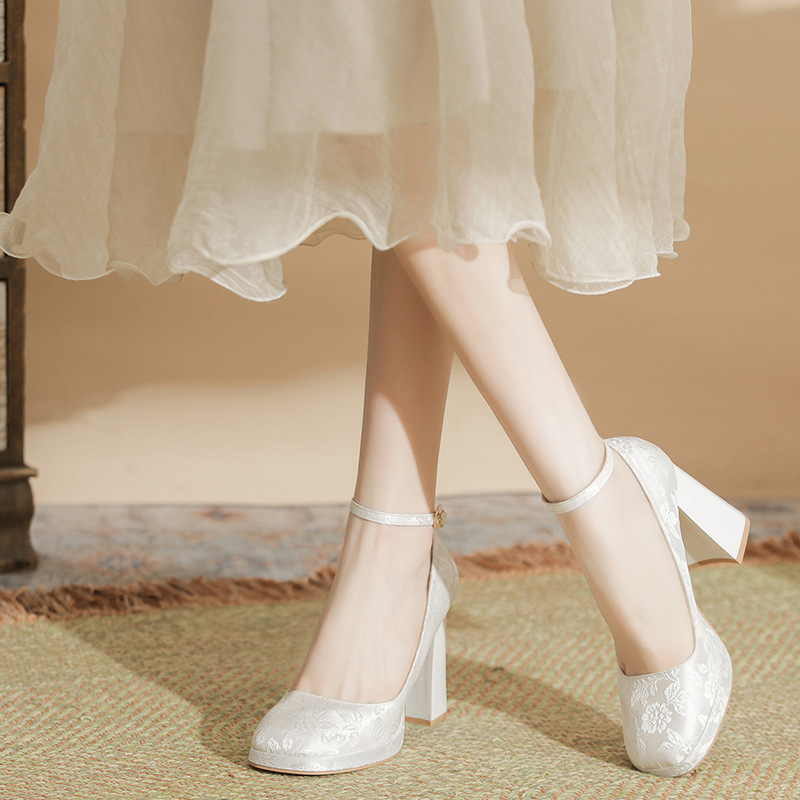 รองเท้าส้นเตี้ยส้นตึกแบบมีสายร - Embroidery Wedding บทวิจารณ์และราคา